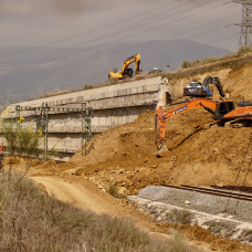 Imágenes de los trabajos que se están llevando a cabo en la vía de Alta Velocidad que une Málaga con Madrid, tras la caída de un muro de contención en Álora.