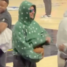 Justin Bieber intentando 'robar' un balón.