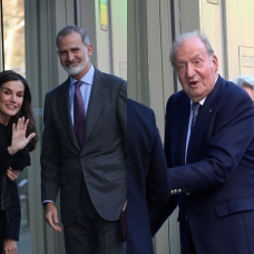 Los reyes, doña Letizia y don Felipe, y don Juan Carlos I en el 60 aniversario de la infanta Elena.