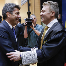 El expresidente de la Generalitat valenciana, Carlos Mazón (i), saluda al nuevo presidente del Tribunal Superior de Justicia de la Comunitat Valenciana, Manuel José Baeza Díaz-Portales