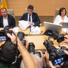El presidente en funciones de la Generalitat valenciana, Carlos Mazón (c), comparece ante la comisión de la dana, en el Congreso de los Diputados, a 17 de noviembre de 2025 (Archivo)