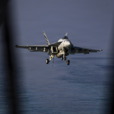 Un F/A-18F Super Hornet de la Armada de los EE. UU. aterriza en la cubierta de vuelo del portaaviones Abraham Lincoln durante la Operación Furia Épica.