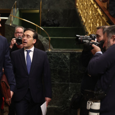 El presidente del Gobierno, Pedro Sánchez, y el ministro de Asuntos Exteriores, José Manuel Albares, en el Congreso.