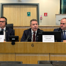 El presidente de Castilla-La Mancha, Emiliano García-Page, asiste, en Bruselas, a la 4ª reunión del Intergrupo del Vino.

REMITIDA / HANDOUT por JCCM
Fotografía remitida a medios de comunicación exclusivamente para ilustrar la noticia a la que hace referencia la imagen, y citando la procedencia de la imagen en la firma
04/3/2026