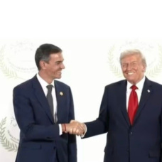 Pedro Sánchez y Donald Trump, en la cumbre en Egipto
