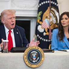 El presidente de Estados Unidos, Donald Trump, y la secretaria de Seguridad Nacional, Kristi Noem.
