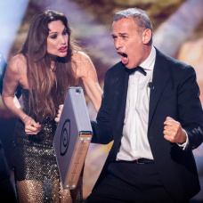Carlos Lozano celebra su victoria en "GH DÚO" ante la atenta mirada de Cristina Piaget