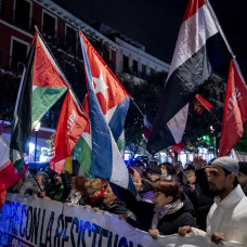 Decenas de personas con banderas de varios países durante una manifestación contra el fascismo, el imperialismo y la guerra, en Madrid este 6 de marzo.