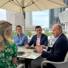 El Rey Juan Carlos junto a su nieto Froilán y unos amigos en una foto compartida este fin de semana.