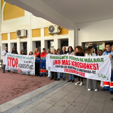 Concentración del Sindicato Médico de Málaga en la entrada del Centro de Salud de Torro.