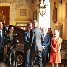 El Rey Felipe con Cayetano Martínez de Irujo en la exposición 'Cayetana. Grande de España'.