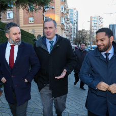 El presidente de VOX, Santiago Abascal,Javier Ortega Smith, y el secretario general del partido, Ignacio Garriga