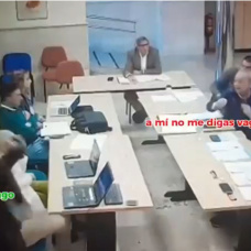 Imagen del pleno en Aranjuez el que un concejal del PSOE lanza un vaso de café a otro de Vox.
