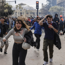 (Foto de ARCHIVO) Varias personas corren hacia el pirotécnico tras la mascletà. Rober Solsona / Europa Press
