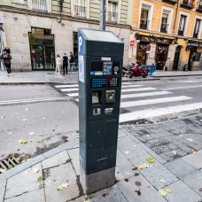 Los parquímetros de la zona SER de Madrid podrían ampliar su horario y aplicarse también por la noche, domingos y festivos en barrios con mayor presión de aparcamiento