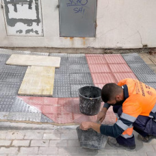 Un trabajador de Zaplana Caselles realizando labores de mantenimiento en Orihuela.