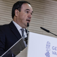 Pese a sus críticas, el president ha querido recalcar que mantiene “muchísimo respeto” por la AVL y que sus observaciones se realizan desde un “punto de vista crítico positivo”.

En su opinión, la institución normativa lograría una mayor identificación con la sociedad valenciana si se adaptara más a los cambios lingüísticos y sociales.

En esa línea, ha asegurado compartir con Vicent Mompó la idea de que a la academia “le sobra algo de política”, un planteamiento que, según ha explicado, también ha trasladado personalmente a la presidenta de la entidad, Verònica Cantó.