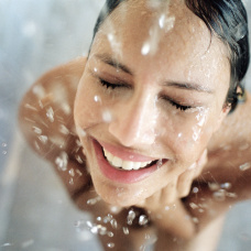 Una chica bajo la ducha