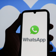 Ilustración del logo de WhatsApp en un móvil.