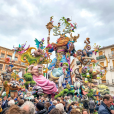 Ambiente en una falla de Valencia durante las celebraciones falleras
