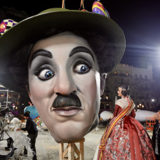 Instante de la subida de la cabeza de Charles Chaplin, de la falla municipal “Hope”, en la plaza del Ayuntamiento de Valencia. Fotografía: Fotofilmax (JCF)