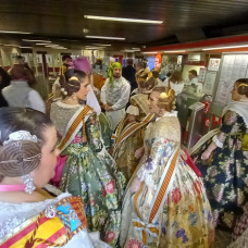 Falleras en el metro.