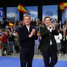 El presidente del PP, Alberto Núñez Feijóo, y el candidato a la reelección, Alfonso Fernández Mañueco, participan en un acto de cierre de campaña en Valladolid.