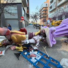El viento provoca la caída del elemento principal de la falla Escultor Vicente Pallard de Torrent.