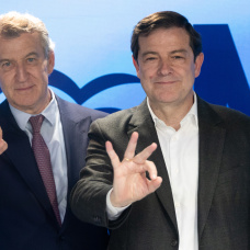 Alfonso Fernández Mañueco y Alberto Núñez Feijoó durante la reunión de la Junta Directiva Nacional del partido en la sede del PP en la calle Génova tras las elecciones en Castilla y León.
