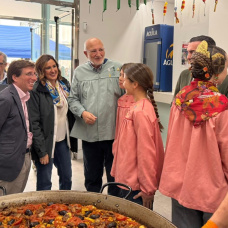 Un momento de la visita de los alcaldes de Madrid y Valencia a la falla Convento Jerusalén, recibidos por el empresario Juan Roig.