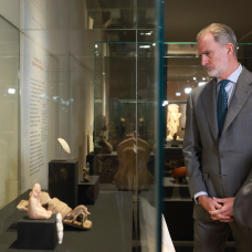 El Rey Felipe VI visita la exposición “La mitad del mundo. La mujer en el México indígena” en el Museo Arqueológico Nacional.