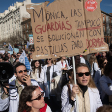 Médicos manifestantes  durante la concentración con motivo de la huelga médica y facultativa.