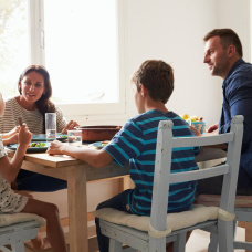 El Día del Padre se celebra en España cada 19 de marzo, una fecha marcada por las reuniones familiares y los pequeños homenajes a los padres.