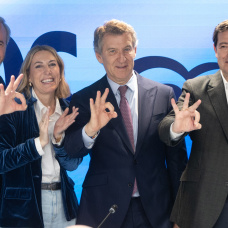 (I-D) El presidente del Partido Popular en Aragón, Jorge Azcón, la presidenta de Extremadura en Funciones, María Guardiola, el presidente del Partido Popular, Alberto Núñez Feijóo, y el presidente de la Junta de Castilla y León, Alfonso Fernández Mañueco, durante la reunión de la Junta Directiva Nacional del partido en la sede del PP en la calle Génova, a 16 de marzo de 2026, en Madrid (España). Alberto Núñez Feijóo reúne a la Junta Directiva Nacional del PP en Génova para analizar los resultados de las elecciones en Castilla y León, reforzar el liderazgo de Alfonso Fernández Mañueco y fijar la estrategia de pactos con Vox y de oposición al Gobierno de Sánchez.

Eduardo Parra / Europa Press
16/3/2026