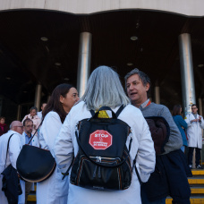 Médicos durante una concentración, frente al Hospital Ramón y Cajal, a 17 de marzo de 2026, en Madrid