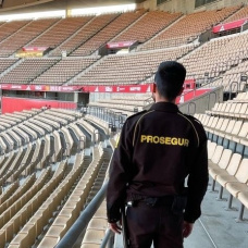 Vigilante de seguridad en el estadio de la Cartuja de Sevilla.