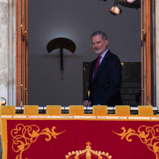 El Rey Felipe VI en el balcón del Ayuntamiento durante su visita a Jaén con motivo de la conmemoración del 1.200 aniversario de su capitalidad.