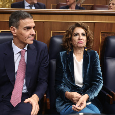 El presidente del Gobierno, Pedro Sánchez, y la vicepresidenta primera y ministra de Hacienda, María Jesús Montero.