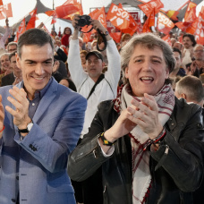 En Valladolid, el presidente del Gobierno, Pedro Sánchez, cierra la campaña del PSOE junto al candidato, Carlos Martínez.
