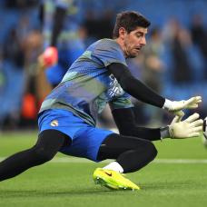 Courtois se retira al descanso en el Etihad tras notar molestias; Lunin ocupó su lugar en la segunda parte. (Photo by Carl Recine/Getty Images)