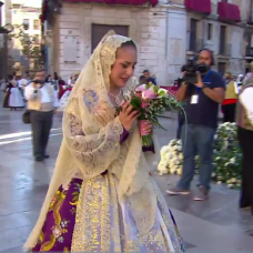 Fallera Mayor de una comisión llega a la Plaza de la Virgen de Valencia.