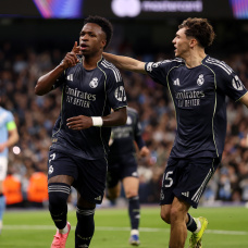 Vinícius celebra su doblete en el Etihad tras sentenciar la eliminatoria ante el Manchester City. (Photo by Carl Recine/Getty Images)