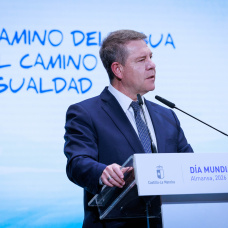 El jefe del Ejecutivo regional, Emiliano García-Page, preside, en Almansa, el acto institucional con motivo del Día Mundial del Agua, celebrado en el Teatro Regio de la localidad.

REMITIDA / HANDOUT por DAVID ESTEBAN GONZALEZ
Fotografía remitida a medios de comunicación exclusivamente para ilustrar la noticia a la que hace referencia la imagen, y citando la procedencia de la imagen en la firma
17/3/2026