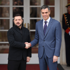 El presidente del Gobierno, Pedro Sánchez (d), recibe al presidente de Ucrania, Volodímir Zelenski (i), en La Moncloa, a 18 de marzo de 2026, en Madrid (España). Sánchez se reúne de nuevo este miércoles, 18 de marzo, con Zelenski en la que supone la cuarta visita a España de su homólogo ucraniano.

Alejandro Martínez Vélez / Europa Press
18/3/2026