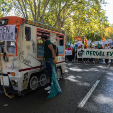 Recreación de un vagón de tren durante la manifestación bajo el lema "Salvemos el mundo rural agredido".
