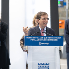 El alcalde de Madrid, José Luis Martínez-Almeida, durante la presentación en la que ha sufrido el percance con la paloma.