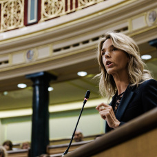 La diputada del PP Cayetana Álvarez de Toledo interviene durante un pleno en el Congreso de los Diputados.