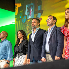 El líder de Vox, Santiago Abascal, junto a miembros del partido como Carlos H.Quero, Jorge Buxadé o Pepa Millán.