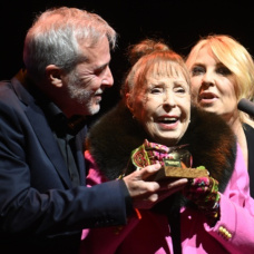 Gemma Cuervo con sus hijos, Cayetana y Fernando, en los Premios Unión de Actores y Actrices.