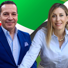 El líder extremeño  de Vox, Óscar Fernández Calle y la presidenta en funciones de la Junta de Extremadura, María Guardiola